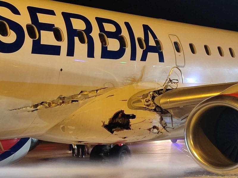 Media: Samolot linii Air Serbia przez godzinę latał z dziurą w kadłubie