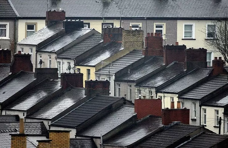 Prawie 10 milionów rodzin w UK mieszka w zimnych, wilgotnych i słabo izolowanych domach
