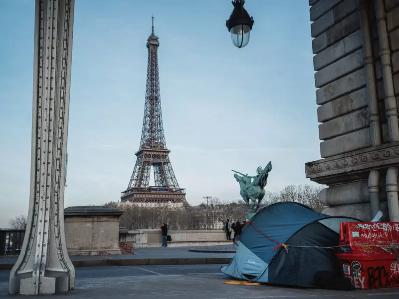 Dramatic situation of the homeless people in France. There are already 330,000 of them