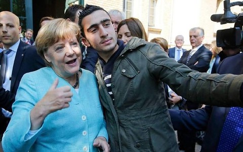 Sąd oddalił pozew autora selfie z Merkel przeciwko Facebookowi