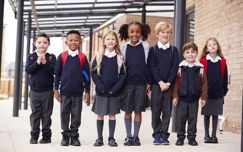 The first French schools are testing the introduction of uniform uniforms for students