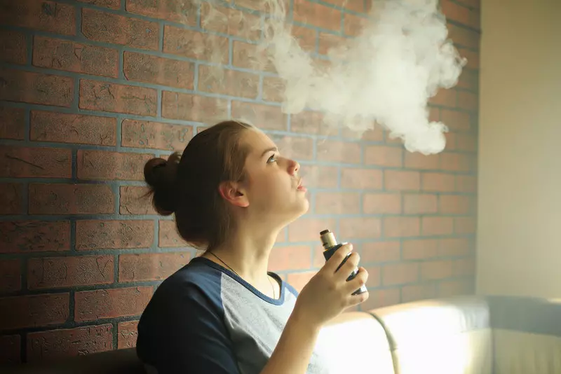 E-papierosy – plaga w polskich szkołach. Wapuje blisko połowa uczniów 