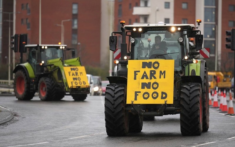 Walijscy rolnicy wciąż protestują przed parlamentem w Cardiff. Ustawili 5 500 kaloszy