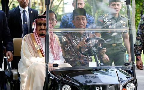 Wizyta króla Arabii Saudyjskiej w Japonii. 460 ton bagażu i złote ruchome schody