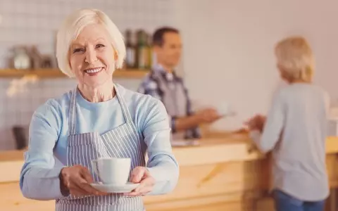 'Oldest waitress' Violet Garratty set to retire aged 92