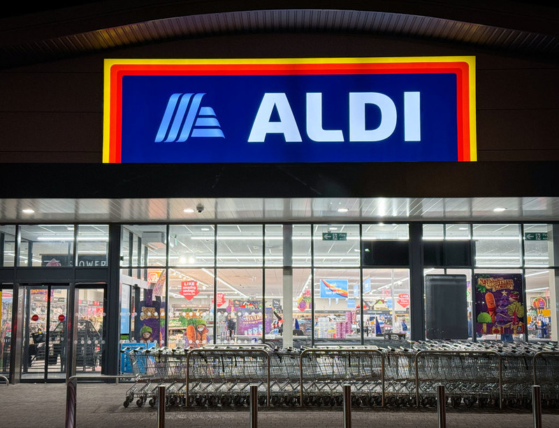 Przed sklepami Aldi w UK zainstalowano na okres próbny paczkomaty InPost