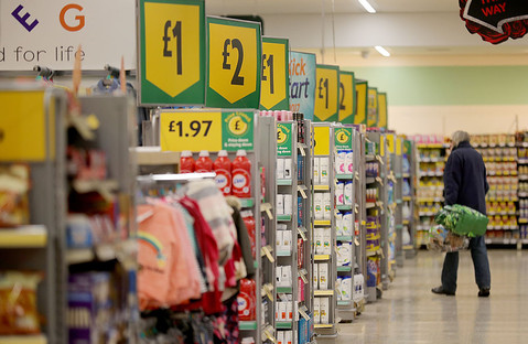 Brytyjskie supermarkety wykorzystują dostawców. Grożą ściąganiem produktów z półek