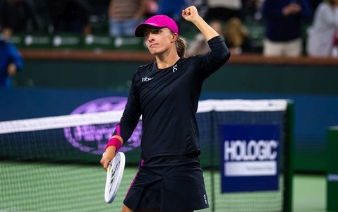 Iga Swiatek defeats Yulia Putintseva to set up quarter-final clash with Caroline Wozniacki