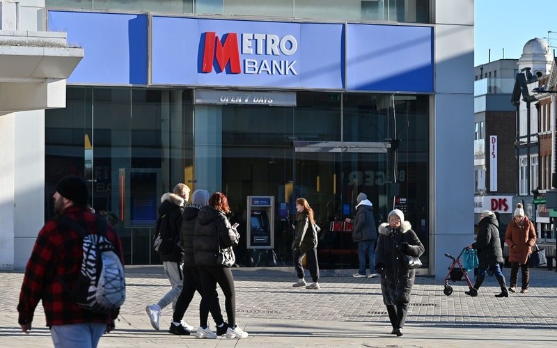 Metro Bank rezygnuje z otwierania placówek siedem dni w tygodniu i redukuje miejsca pracy
