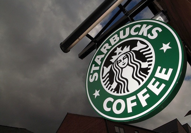Starbucks pilnie wycofuje swoje kubki. Powodują poparzenia