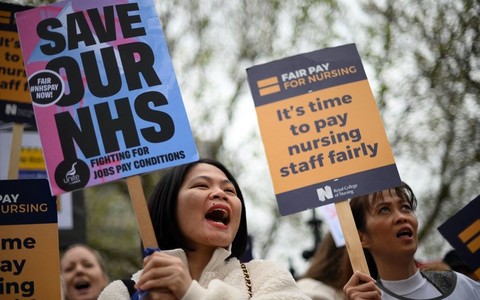 Tysiące zagranicznych pielęgniarek co roku opuszczają UK, aby pracować za granicą
