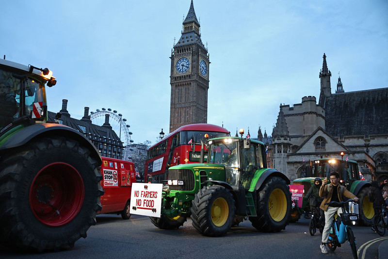 Londyn: Ponad 100 traktorów przed parlamentem na proteście rolników