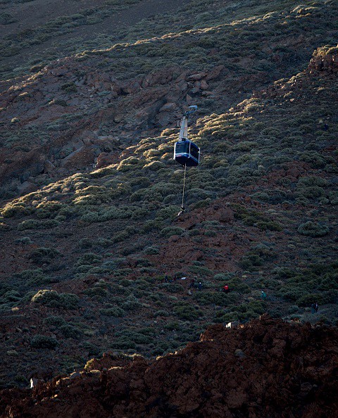 Dramatic moment 10 tourists were forced to 'abseil' to safety after cable cars broke down o