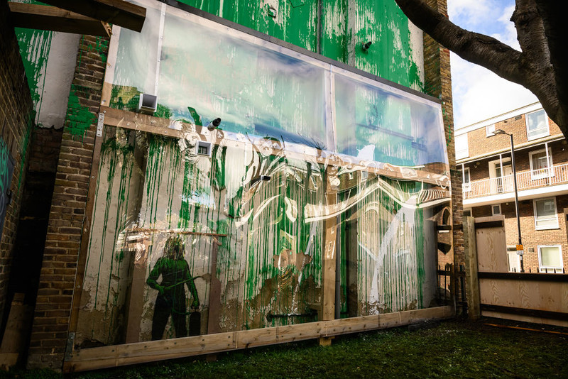 Mural Banksy'ego w północnym Londynie został zabezpieczony plastikową osłoną
