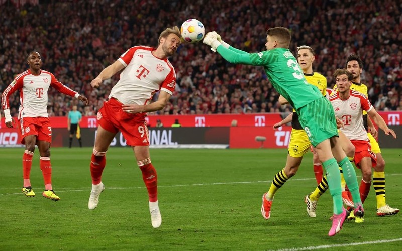 Trener Bayernu gratuluje Bayerowi tytułu