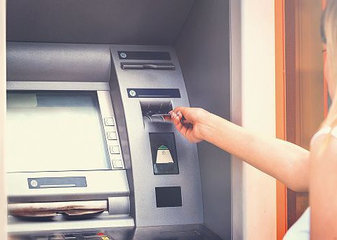 Londyńska policja ostrzega: Przestępcy ukrywają w bankomatach miniaturowe kamery