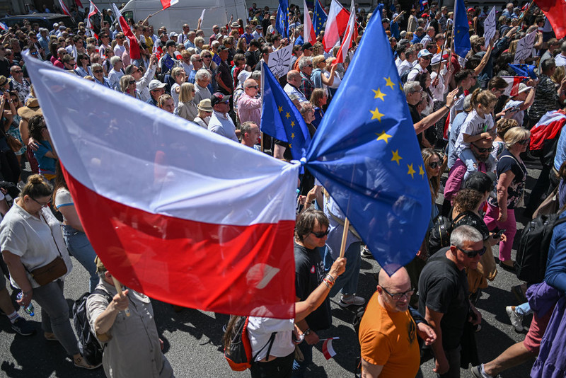 Większość Polaków widzi więcej zalet członkostwa w UE niż wad, ale ich entuzjazm słabnie