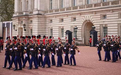 Swapping of the Guards: UK and France celebrate friendship