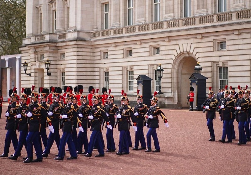 Francuscy żandarmi uczestniczyli w zmianie warty przed pałacem Buckingham