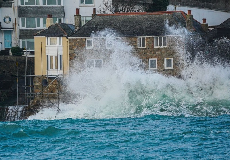 UK: Setki ostrzeżeń przed powodziami i wichurami po huraganie Kathleen