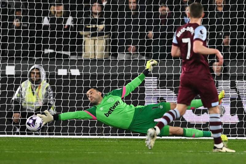 Piłkarska Liga Europy: Fabiański kontra niepokonany Bayer, włoskie derby w ćwierćfinale