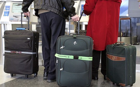Luton: Bagażowi rzucali walizkami pasażerów. Jest postępowanie