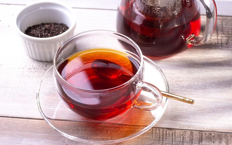 Naukowcy: Filiżanka czarnej herbaty może pomóc w zapobieganiu zakażeniu Covidem