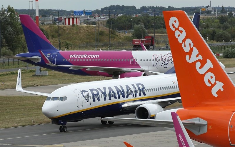 UK: Odwołania, zakłócenia i zmiany trasy lotów po ataku Iranu na Izrael