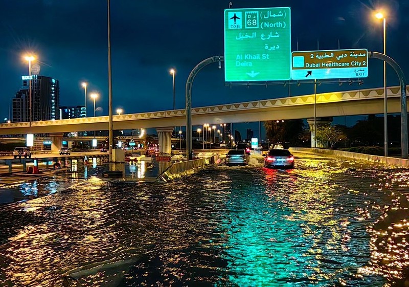 Największe opady deszczu w historii ZEA. Chaos w miastach i na lotniskach