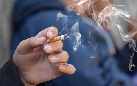 MPs back smoking ban for those born after 2009