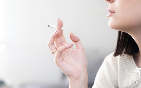 Anglia: Coraz więcej młodszych kobiet z klasy średniej pali papierosy