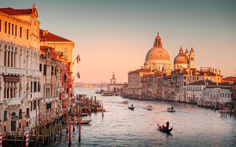 Venice introduces an experiment with fees for one-day tourists