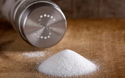Sól zabija rocznie 14 tys. ludzi. Producenci żywności nagminnie przekraczają normy