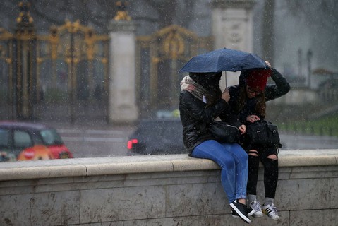 Załamanie pogody w Londynie. W rolach głównych deszcz i niskie temperatury
