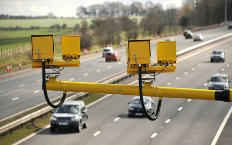 W Anglii instalowane są nowe fotoradary AI. Będą "łapać" kierowców rozmawiających przez telefon