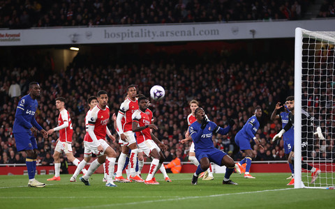 Arsenal smash Chelsea in London derby