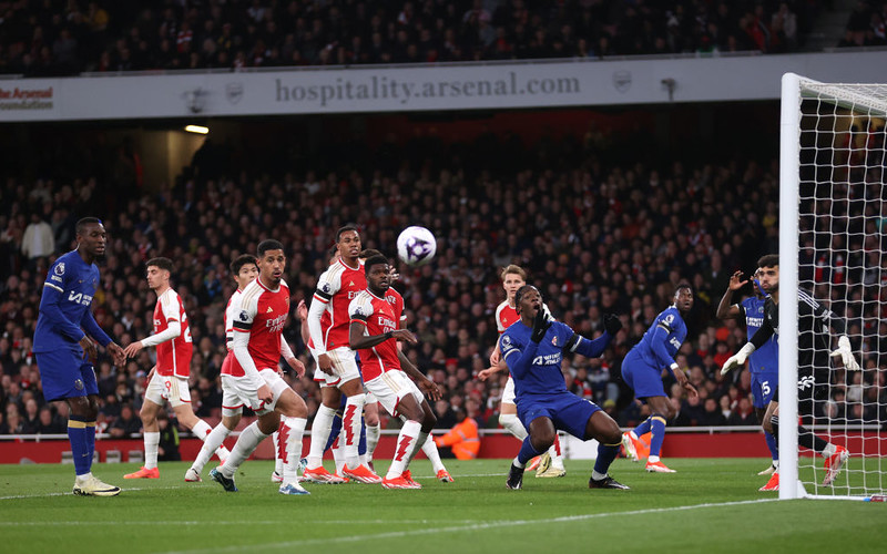 Arsenal smash Chelsea in London derby
