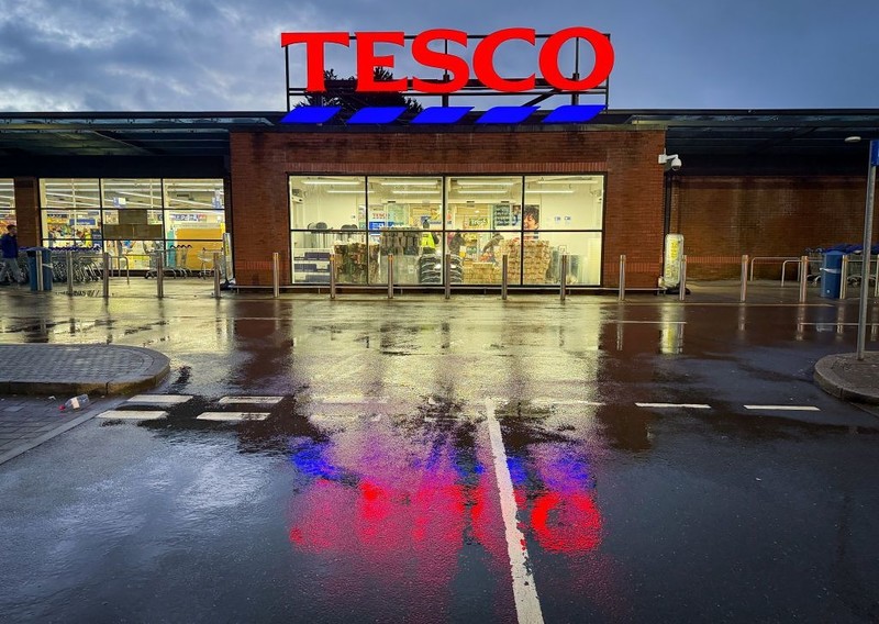 Tesco walczy z narastającą falą sklepowych kradzieży i wprowadza zabezpieczenia na koszykach