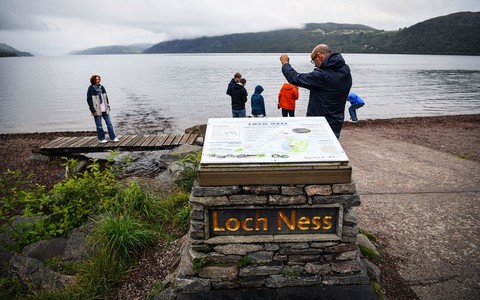 Scotland: Canadians photograph mysterious object in Loch Ness