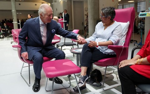 King Charles returns to public work with visit to London cancer center