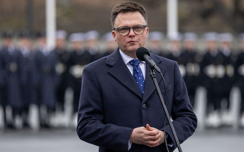 CBOS: Szymon Hołownia na czele rankingu zaufania polityków