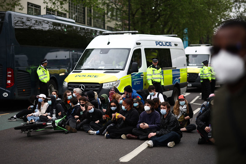 Londyn: Aresztowano 45 osób blokujących przeniesienie azylantów na barkę