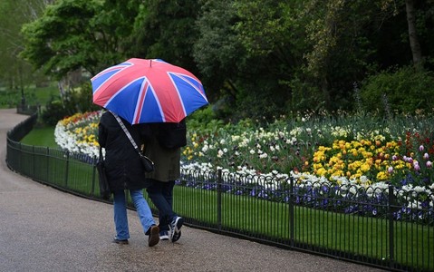 Do UK nadciąga ciepłe powietrze, ale wciąż może padać