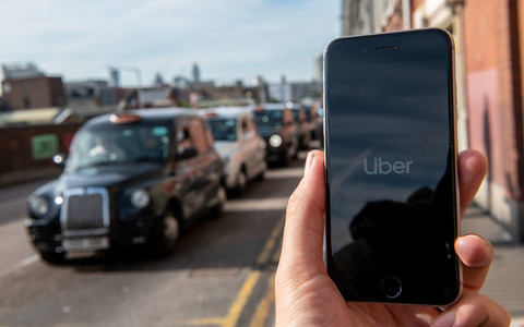 Londyńscy taksówkarze pozwali firmę Uber, domagając się 250 mln funtów odszkodowania