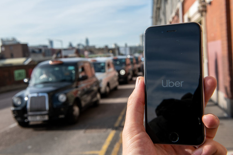 Londyńscy taksówkarze pozwali firmę Uber, domagając się 250 mln funtów odszkodowania