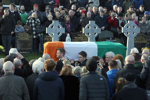 Irlandia Północna: Tysiące ludzi na pogrzebie Martina McGuinnessa