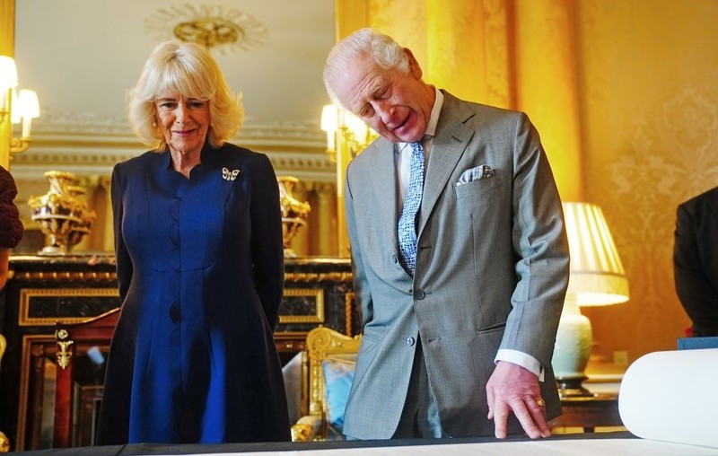 W ciągu roku od koronacji w UK wzrosły oceny króla i monarchii