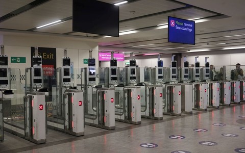 Awaria elektronicznych bramek na brytyjskich lotniskach. Problem już usunięto