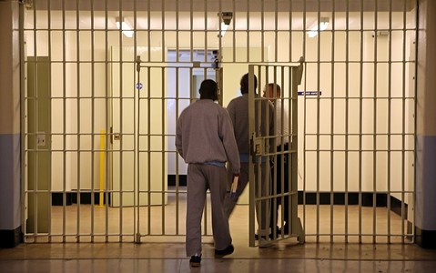 UK: Więzienia tak przeludnione, że więźniowie będą zwalniani wcześniej