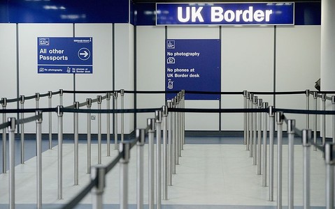 Raport: Masowa imigracja do UK zwiększa presję na świadczenia i rynek mieszkaniowy